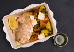 Филе горбуши с теплым салатом из картофеля и перца с соусом песто