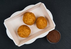 Творожные шарики с шоколадным соусом