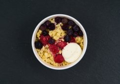 Ванильная пшеная каша с творожным сыром и ягодами