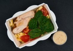 Боул с киноа, индейкой и ореховым соусом