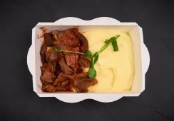 Гуляш из говядины с картофельным пюре