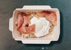 Перловая каша с пармской ветчиной и яйцом пашот и ржаными сухариками