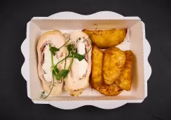 Куриный рулетик с творожным сыром и пармской ветчиной и картофелем на гарнир