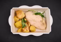 Котлетка из птицы с картофельными дольками и розмарином