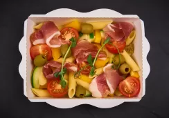 Салат итальянский с овощами и ветчиной