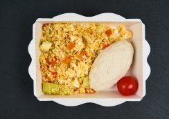 Булгур с овощами и куриной котлетой на пару