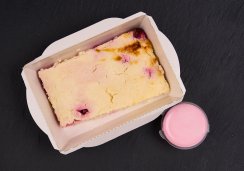 Творожная запеканка с вишней и ягодным соусом
