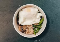 Ячневая каша со стручковой фасолью и грибами