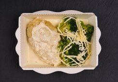 Рыбная котлета под соусом бешамель с сыром и брокколи