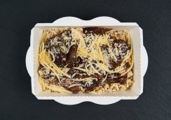 Овсянка с тушеной говядиной и сыром пармезан