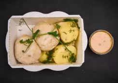 Рыбные тефтели с соусом карри и отварным картофелем с укропом