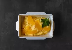 Каша кукурузная на сливках с мандарином и курагой