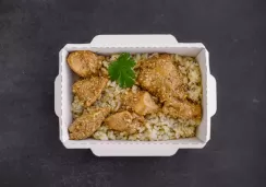 Куриное бедро с кешью в соусе терияки с бурым рисом