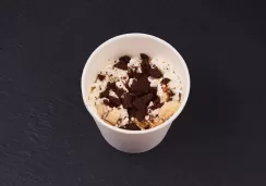 Зерненый творог с бананом и шоколадом
