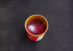 Йогурт греческий с ягодами и гранолом с кокосом
