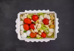 Легкий салат с моцареллой и курицей