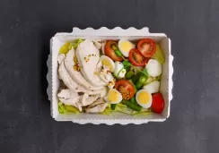 Салат с курицей и фасолью стручковой