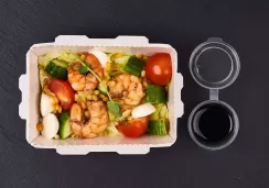 Салат с креветками, сыром и гранатовым соусом