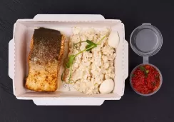 Красная рыбка на гриле с соусом романеско и кускусом из цветной капусты
