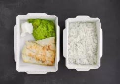 Филе трески на пару с пюре из горошка и рисом