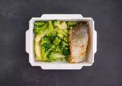 Стейк из горбуши с брокколи и картофелем