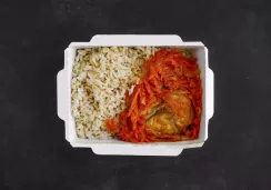 Скумбрия запеченная морковью и рисом на гарнир