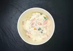 Зерненый творог с помидорами и зеленью