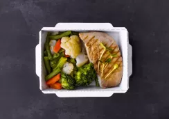 Стейк из индейки с овощами и ореховым соусом