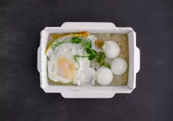 Овсянка с сыром моцарелла и яйцом
