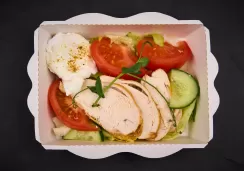 Салат овощной с курицей, яйцом пашот и апельсиновой заправкой