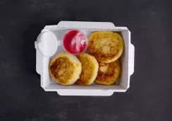 Сырники с изюмом и ягодным соусом