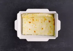 Творожная запеканка с черникой и йогуртом