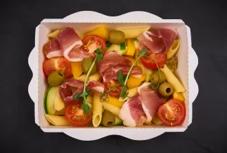 Салат итальянский с овощами и ветчиной