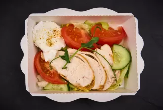 Салат овощной с курицей, яйцом пашот и апельсиновой заправкой