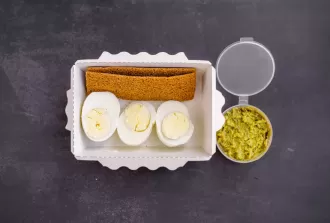 Хлебцы с гуакамоле и яйцом