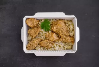 Куриное бедро с кешью в соусе терияки с бурым рисом