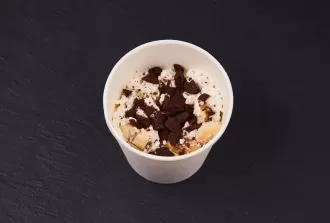 Зерненый творог с бананом и шоколадом