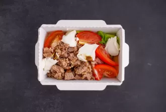 Салат с тунцом, рукколой и черри