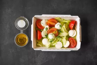 Легкий салат с моцареллой и курицей