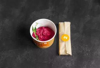 Свекольный хумус с хлебцами