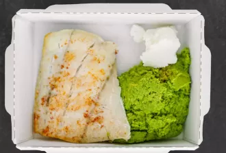 Филе трески на пару с пюре из горошка и рисом