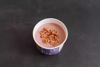 Клубнично-банановый боул с имбирем и кешью