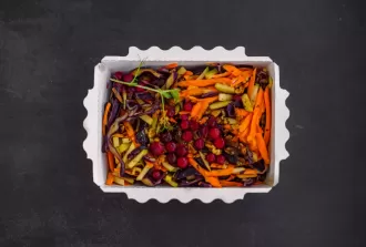 Салат из краснокочанная капуста с клюквой и орехами