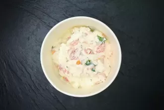 Зерненый творог с помидорами и зеленью