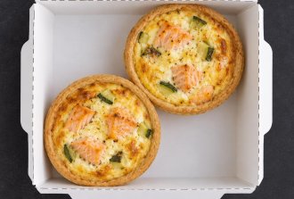 Киш с филе форели, кабачком и творожным сыром