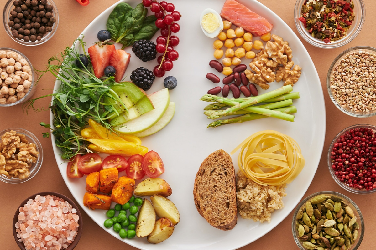 Разнообразные полезные продукты, красиво разложенные на большой тарелке для сочетания