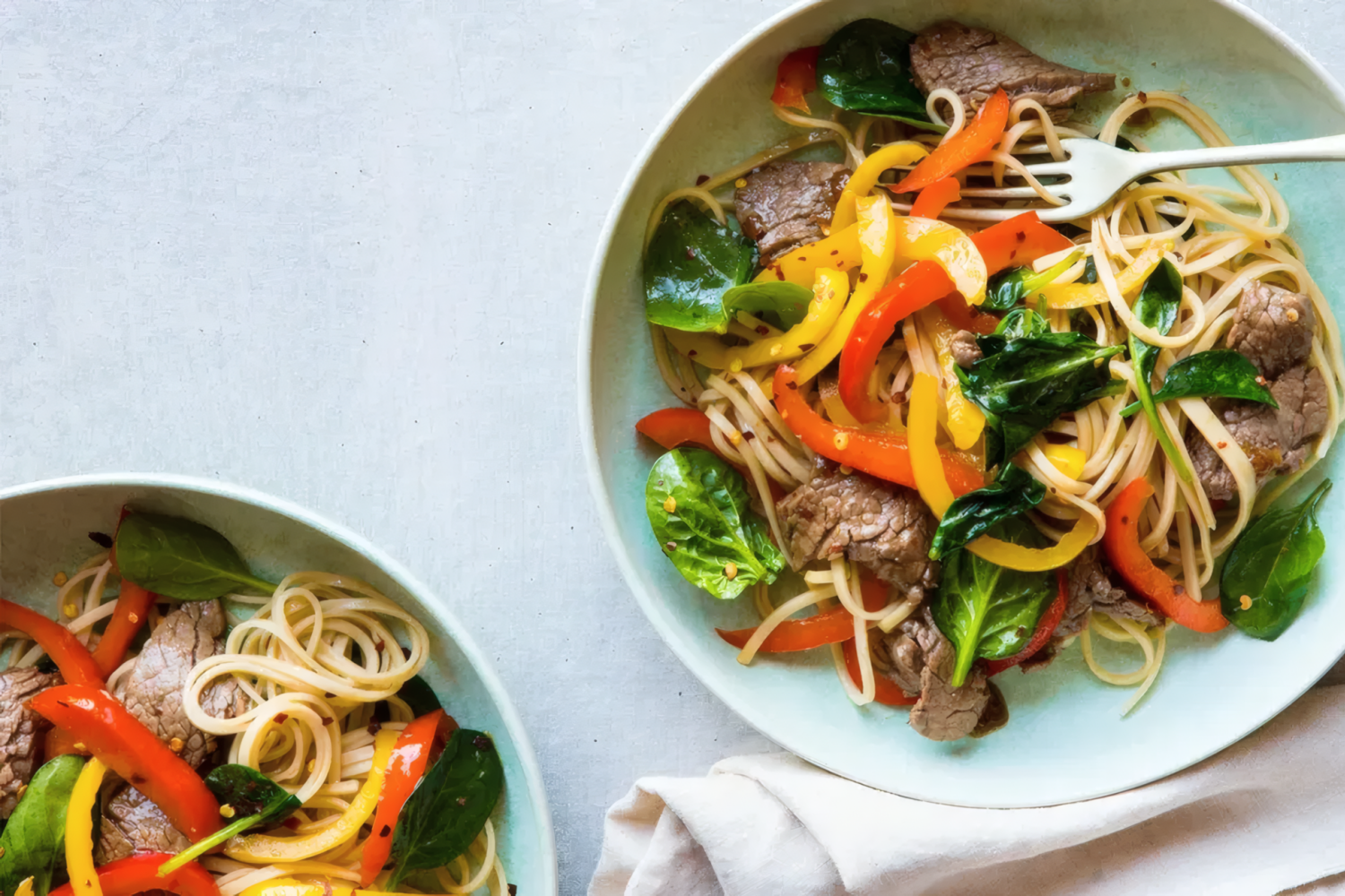 Тарелки с пастой, говядиной, шпинатом и болгарским перцем — пример сбалансированного и полезного питания