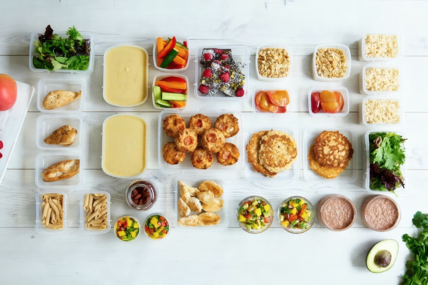 Набор разнообразных полезных блюд в контейнерах для недельного рациона