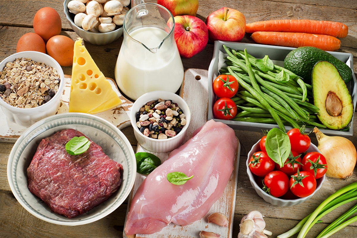 Набор полезных продуктов для правильного питания на неделю: куриная грудка, говядина, яйца, молоко, сыр, овсянка, фасоль, овощи, авокадо, яблоки и зелень