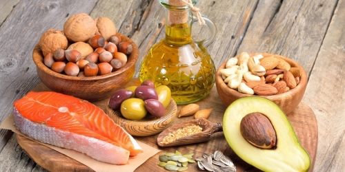 Полезные источники жиров: рыба, орехи, авокадо, оливковое масло, семена и оливки